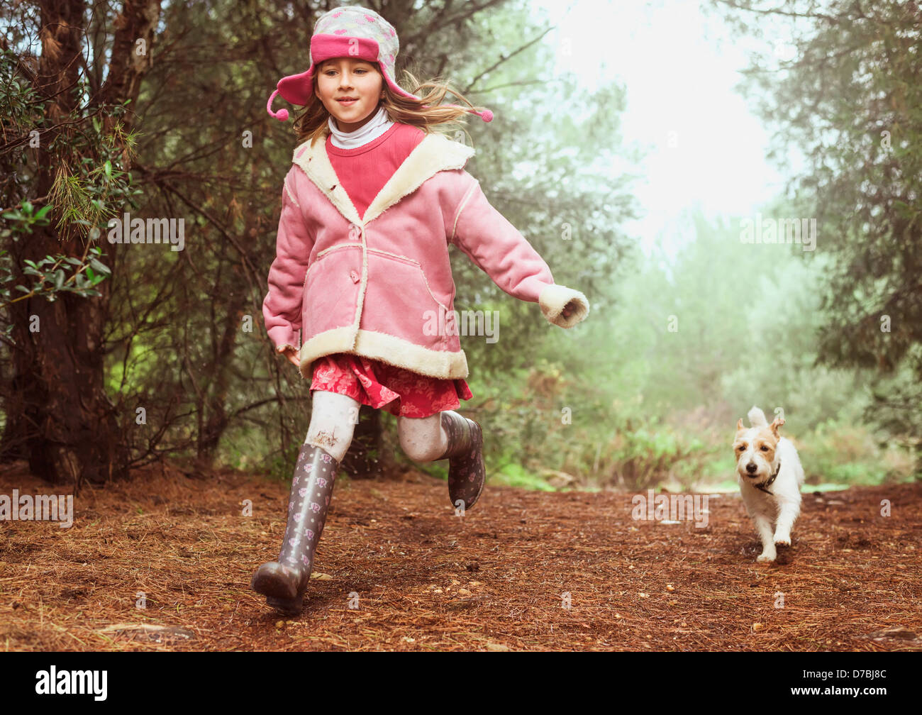 Ein Mädchen und ihr Hund läuft auf einen Weg; Malaga-Andalusien-Spanien Stockfoto