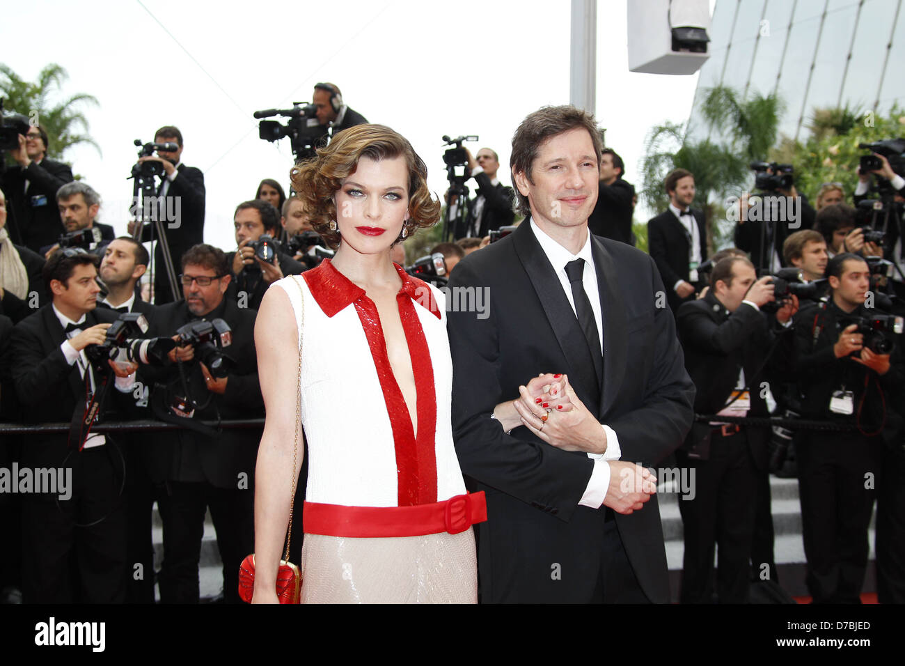 Milla Jovovich und Paul Anderson Cannes International Film Festival 2011 - Tag 8 - "La Conquète" – Premiere Cannes, Frankreich- Stockfoto