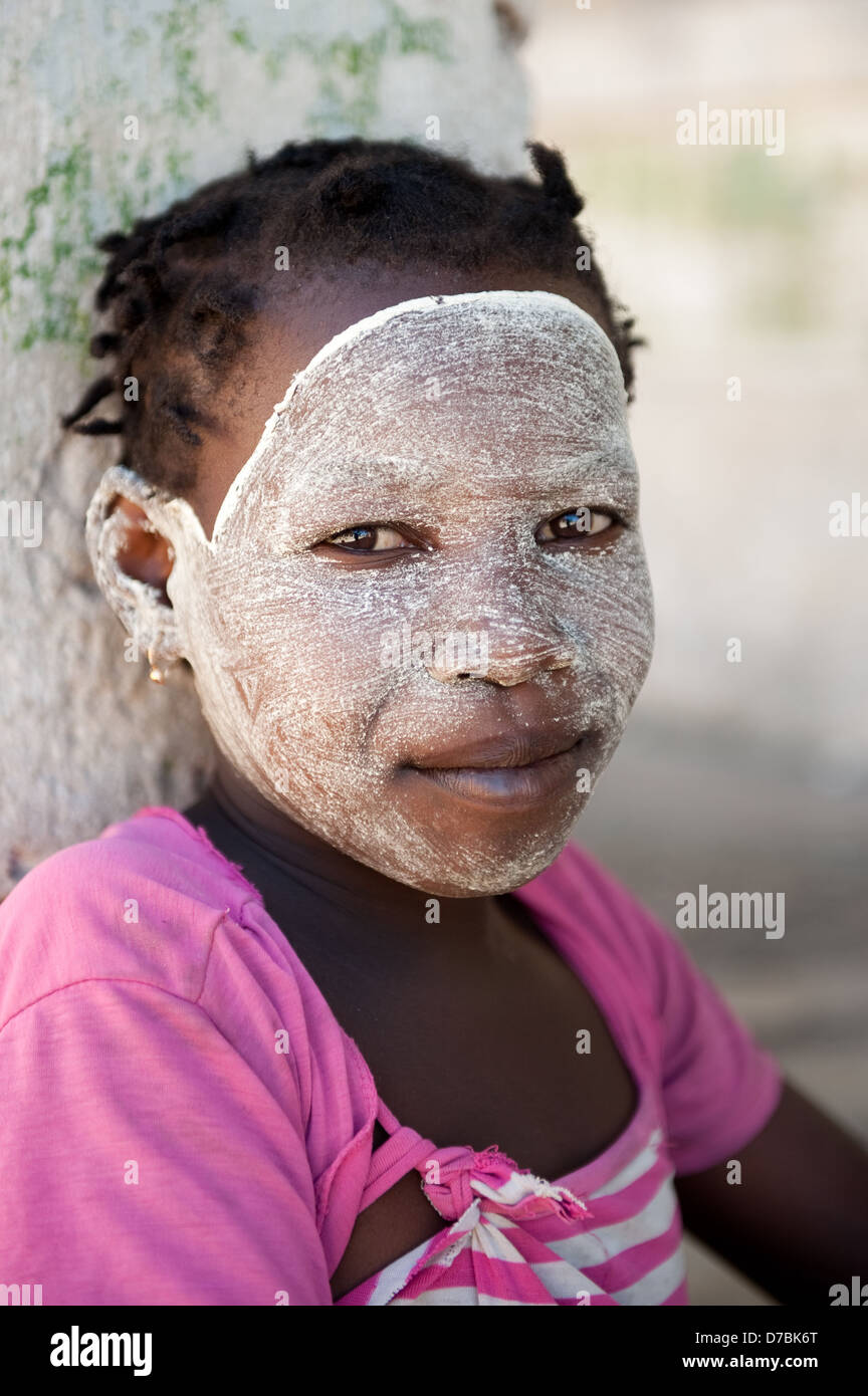 Makua Mädchen mit weißen Gesichtsmaske, Ibo Insel Mosambik Stockfoto