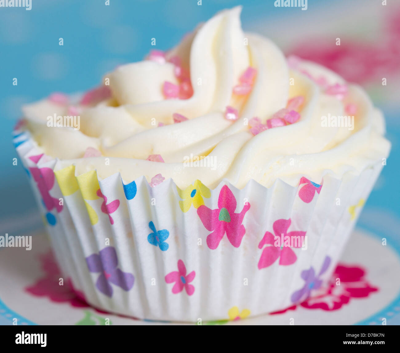 Cupcake mit weißem Zuckerguss Blumen bei. Stockfoto