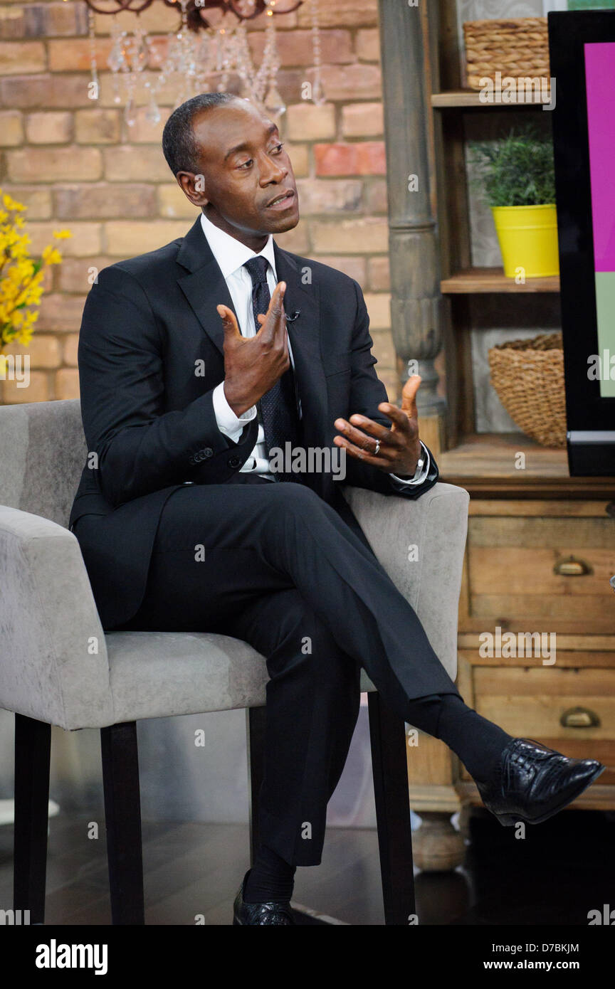 30. April 2013 - Toronto, Ontario, Kanada - der Oscar-nominierte Schauspieler und Produzent, plaudert DON CHEADLE mit MARILYN DENIS über seine Rückkehr auf die Rolle des James Rhodes/Kriegsmaschine in Iron Man 3, Theater Freitag, 3 Mai schlagen. (Kredit-Bild: © Igor Vidyashev/ZUMAPRESS.com) Stockfoto