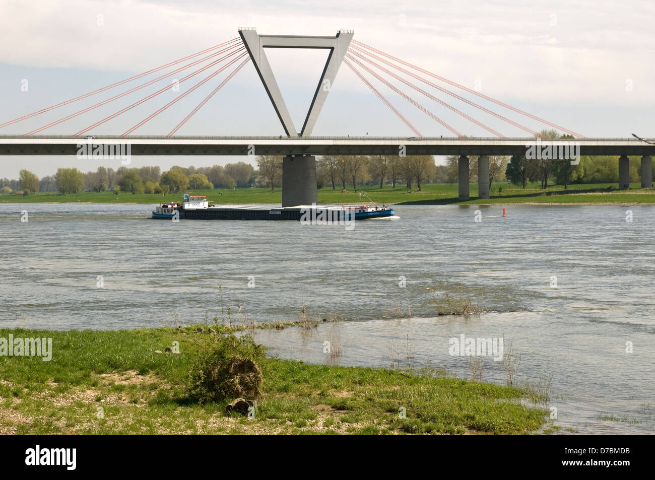 Die Flughafen-Brücke über den Rhein nördlich von Düsseldorf, NRW, Deutschland. Stockfoto