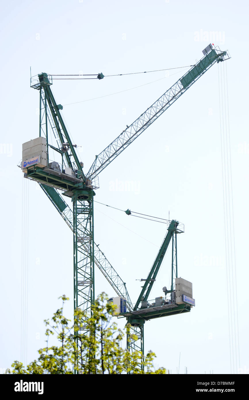 Zwei Kräne auf der Baustelle, wo neue Häuser errichtet werden. Stockfoto