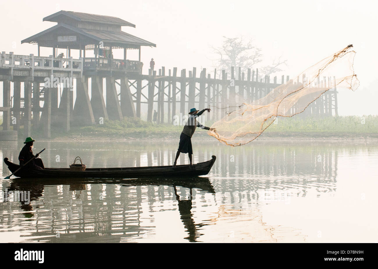 Fischer auf dem Taungthaman-See mit U Bein Brücke im Hintergrund, Amarapura, Mandalay, Birma (Myanmar) Stockfoto