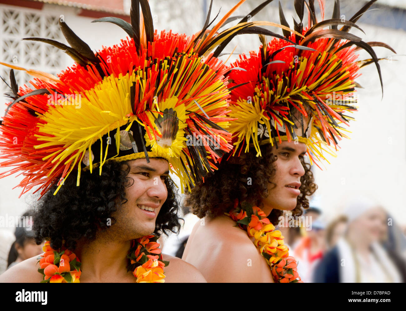 zwei Männer im polynesischen Tracht während der Multi-Kulti-Veranstaltung, Messe in Fuengirola, Spanien. Stockfoto