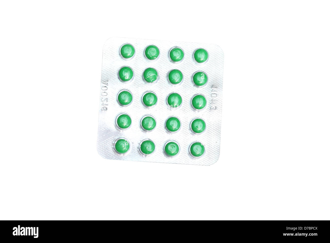 Verpackung von grünen Pillen auf weißem Hintergrund Stockfoto