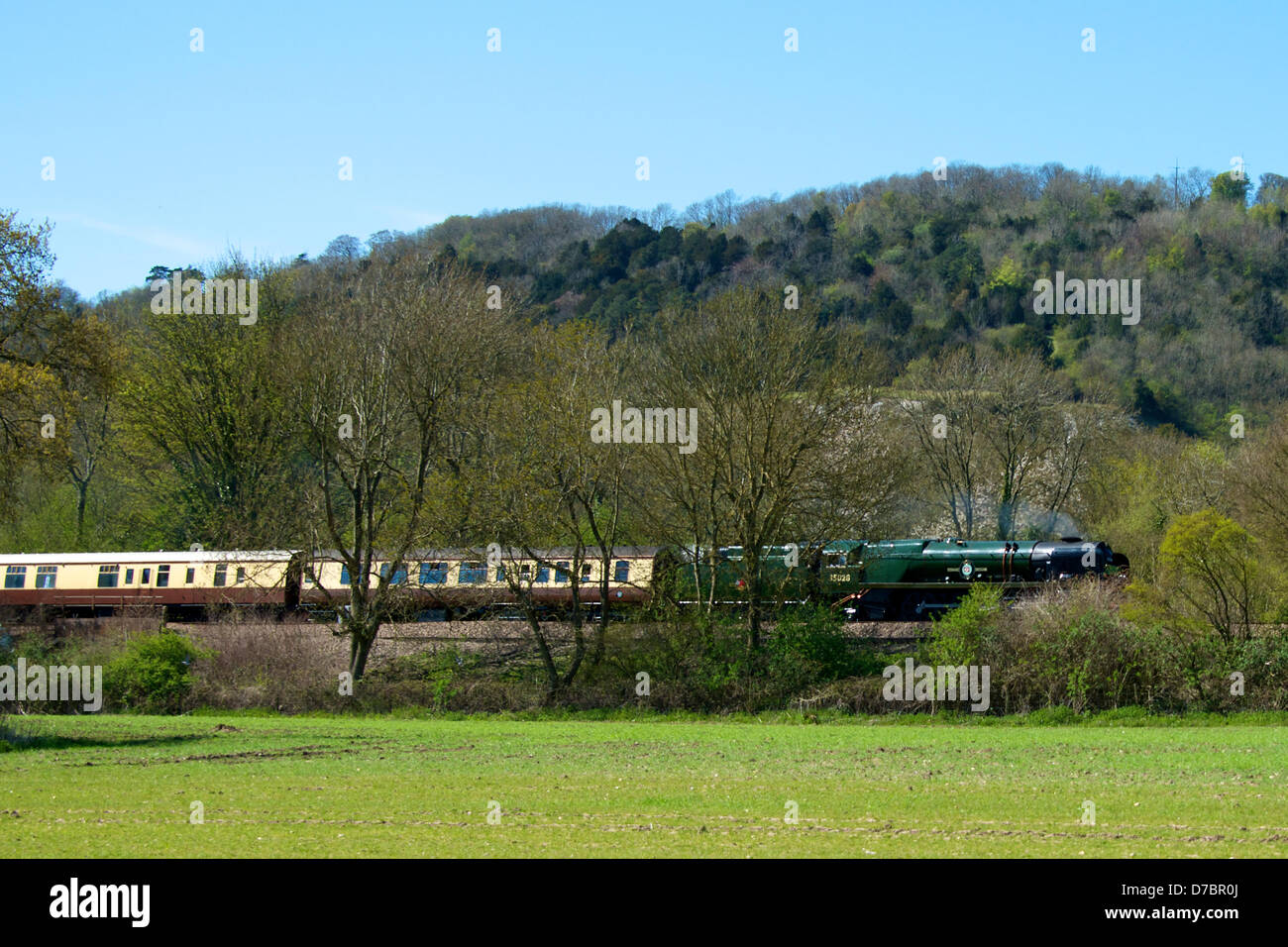 Buckland, Surrey, UK. 3. Mai 2013. Der British Pullman VS Orient Express Steam Locomotive BR (S) Handelsmarine Clan Line Klasse 4-6-2 Nr. 35028 rast durch die Surrey Hills bei Buckland, Dorking, Surrey, 1500hrs Freitag, 3. Mai 2013 auf dem Weg nach London Victoria. Foto von Lindsay Constable/Alamy Live-Nachrichten Stockfoto