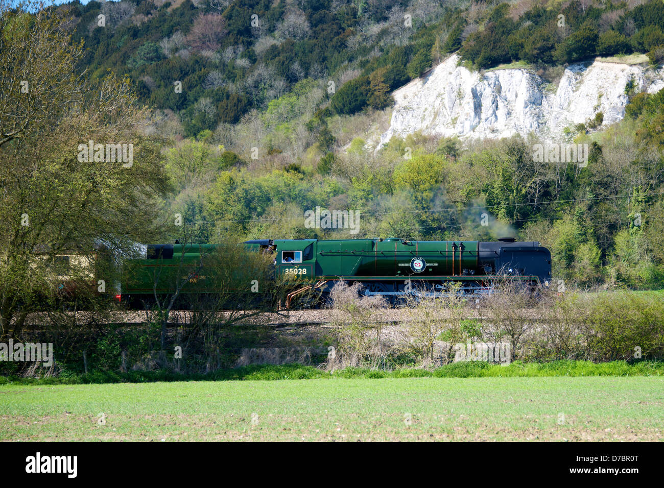 Buckland, Surrey, UK. 3. Mai 2013. Der British Pullman VS Orient Express Steam Locomotive BR (S) Handelsmarine Clan Line Klasse 4-6-2 Nr. 35028 rast durch die Surrey Hills bei Buckland, Dorking, Surrey, 1500hrs Freitag, 3. Mai 2013 auf dem Weg nach London Victoria. Foto von Lindsay Constable/Alamy Live-Nachrichten Stockfoto