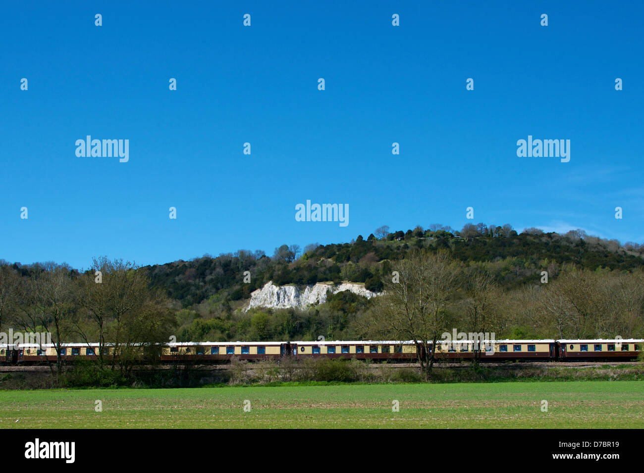 Buckland, Surrey, UK. 3. Mai 2013. Der British Pullman VS Orient Express Steam Locomotive BR (S) Handelsmarine Clan Line Klasse 4-6-2 Nr. 35028 rast durch die Surrey Hills bei Buckland, Dorking, Surrey, 1500hrs Freitag, 3. Mai 2013 auf dem Weg nach London Victoria. Foto von Lindsay Constable/Alamy Live-Nachrichten Stockfoto