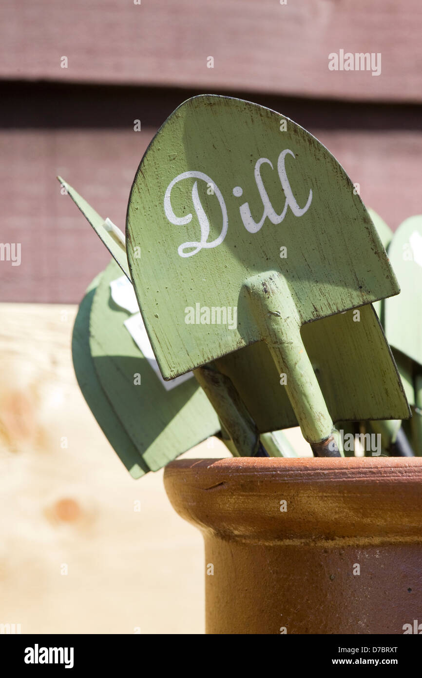 HAnd Gartengeräte in einem Terrakotta-Blumentopf mit Dill darauf geschrieben Stockfoto