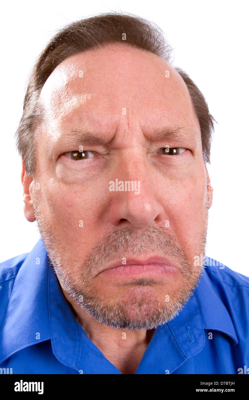 Gesicht des wütend senior Erwachsene Menschen mit Parkinson-Krankheit als He starrt mit einem bedrohlichen Blick. Stockfoto