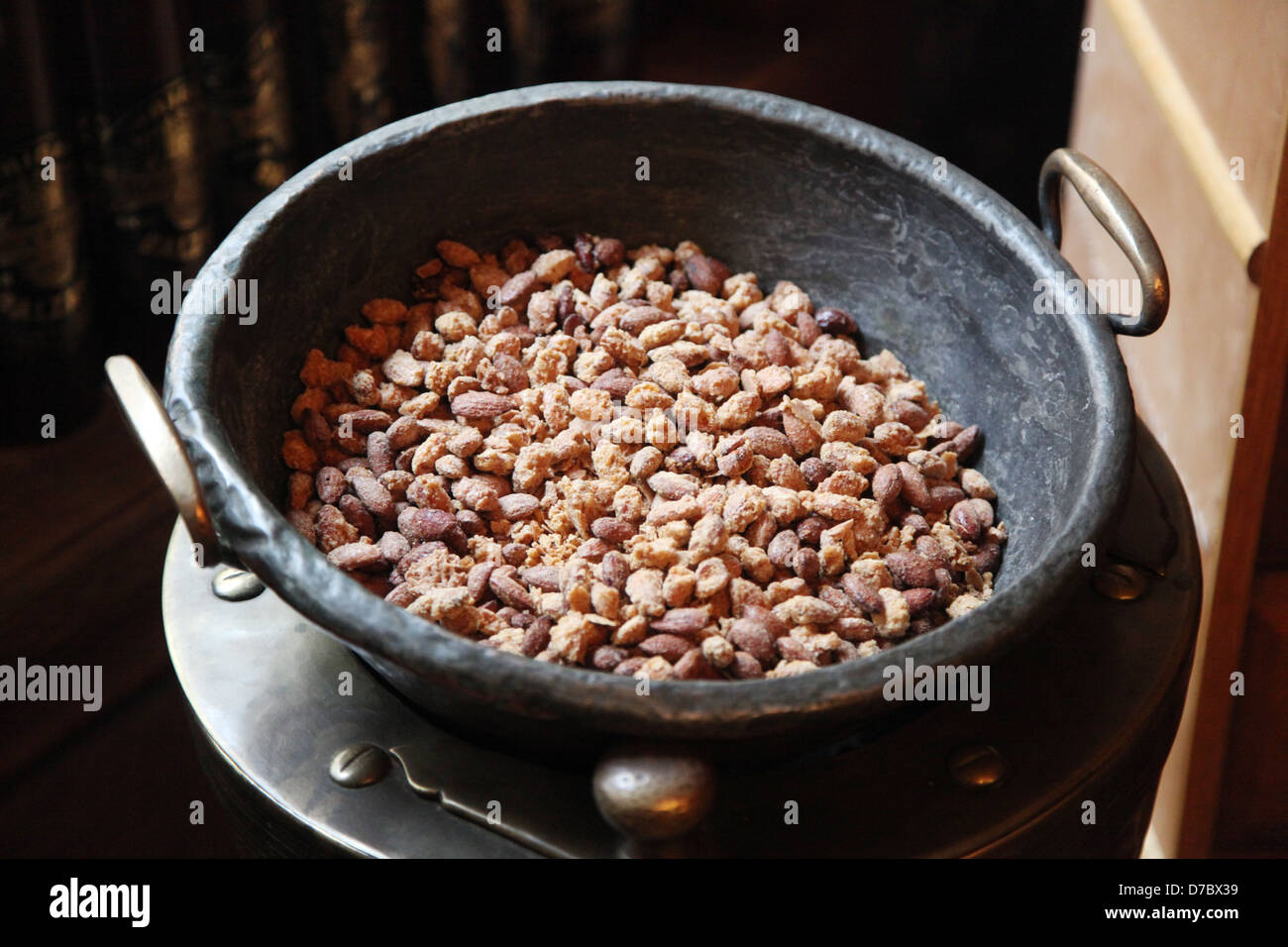 alte Pfanne mit Erdnüssen Stockfoto