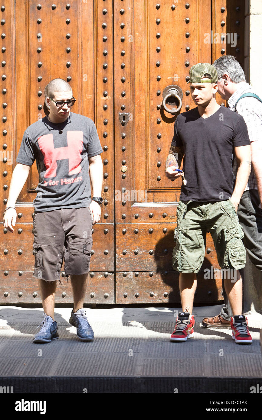 Vinny Guadagnino, Paul DelVecchio aka "Pauly D'"Jersey Shore"Darsteller ihren Wohnsitz verlassen. Die Mädchen gehen, Wäsche zu waschen Stockfoto Vinny Guadagnino, Paul DelVecchio aka "Pauly D'"Jersey Shore"Darsteller ihren Wohnsitz verlassen. Die Mädchen gehen, Wäsche zu waschen Stockfoto
