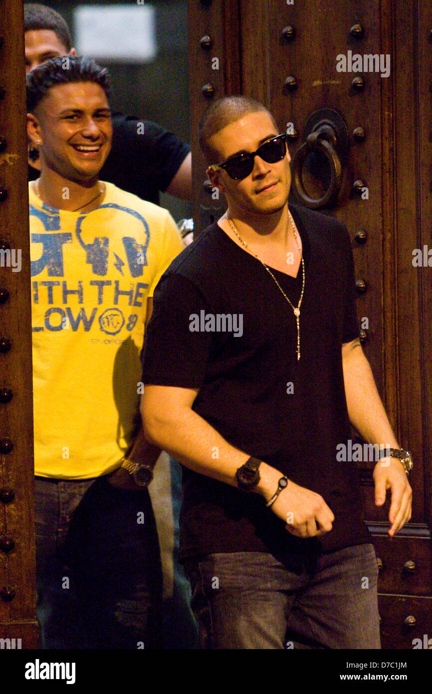 Paul DelVecchio aka "Pauly D' und Vinny Guadagnino"Jersey Shore"Darsteller verlassen ihren Wohnsitz zu gehen zweimal Nacht Stockfoto Paul DelVecchio aka "Pauly D' und Vinny Guadagnino"Jersey Shore"Darsteller verlassen ihren Wohnsitz zu gehen zweimal Nacht Stockfoto