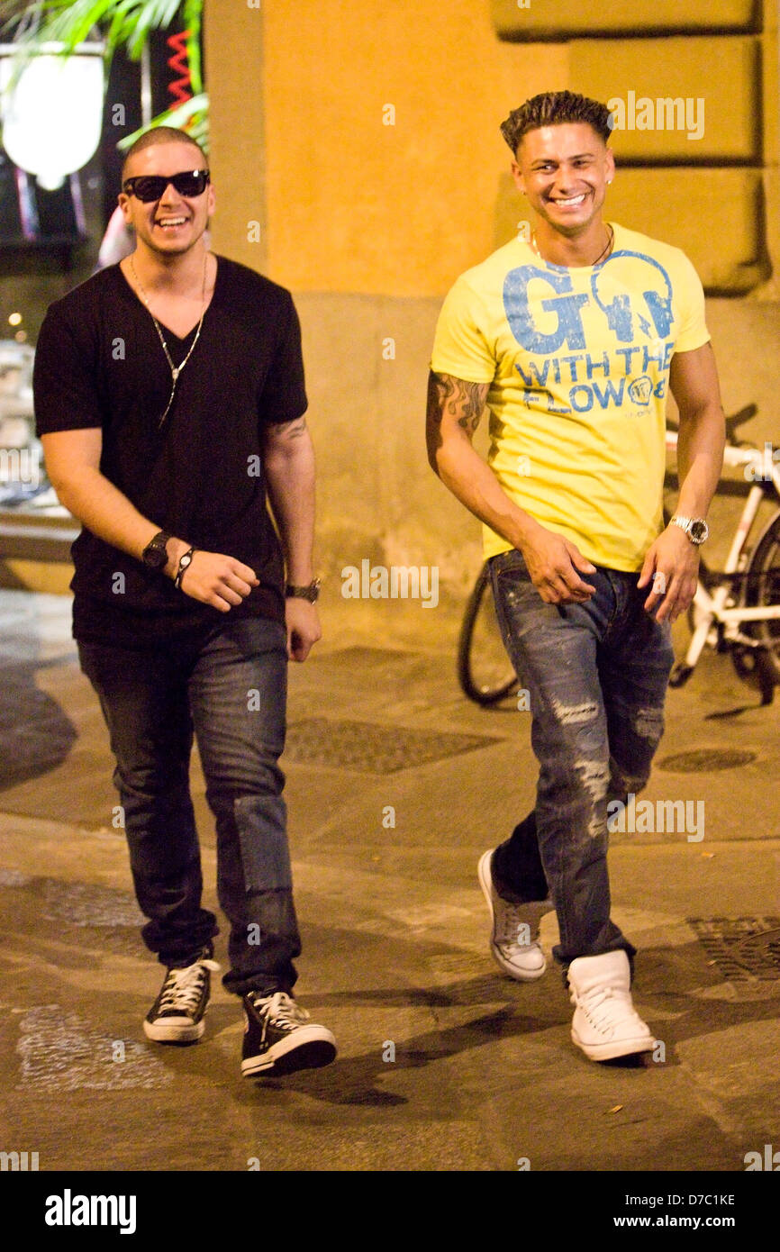 Vinny Guadagnino und Paul Delvecchio aka "Pauly D'"Jersey Shore"-Cast-Mitglieder ihren Wohnsitz verlassen zu gehen zweimal Nacht Stockfoto Vinny Guadagnino und Paul Delvecchio aka "Pauly D'"Jersey Shore"-Cast-Mitglieder ihren Wohnsitz verlassen zu gehen zweimal Nacht Stockfoto