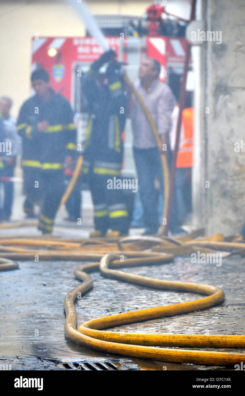 Rio Maior, Portugal. 3. Mai 2013. . Firemans arbeiten Toguether versucht, die Gebäude und Häuser in der Nähe von Feuer zu retten. Der Zugang zum Bereich ist schwierig. Bildnachweis: Bruno Monico / Alamy Live News Stockfoto