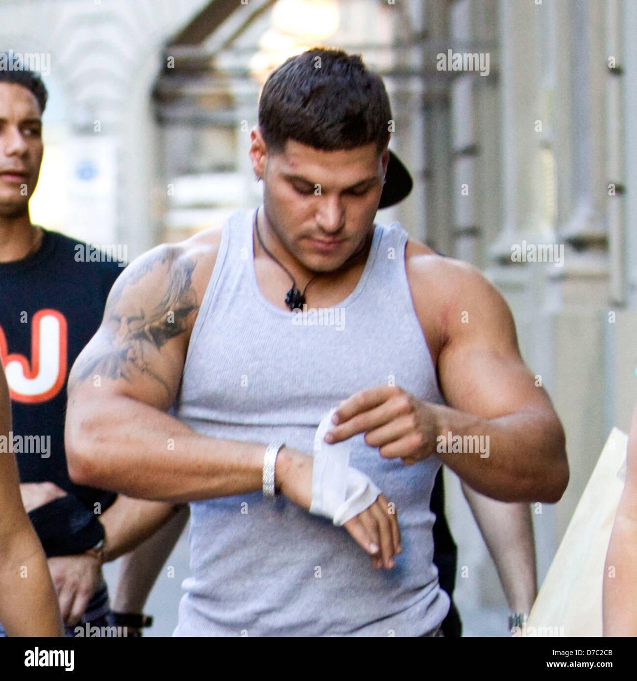 Ronnie Ortiz Magro Gilt Eine Bandage Fur Seine Geschnittenen Hand Nachdem Angeblich Stanzen Mike The Situation Sorrentino Im Kopf Ronnie Ortiz Magro Gilt Eine Bandage Fur Seine Geschnittenen Hand Nachdem Angeblich Stanzen Mike The Situation Sorrentino Im Kopf