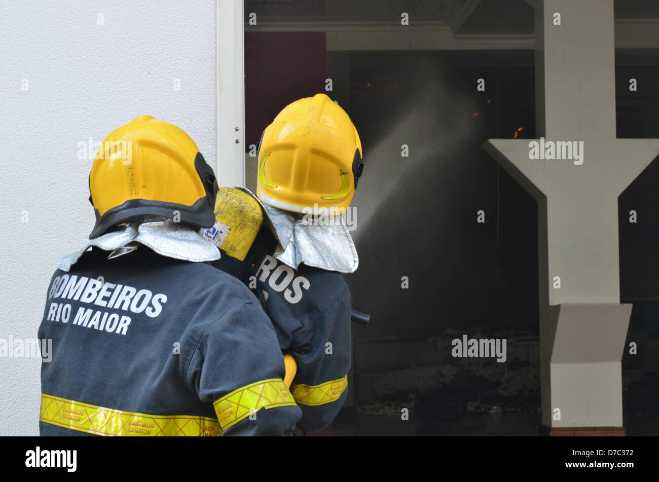 Rio Maior, Portugal. 3. Mai 2013. . Firemans versuchen zu sparen die Hausstruktur löschen das Feuer im Inneren. Bildnachweis: Bruno Monico / Alamy Live News Stockfoto