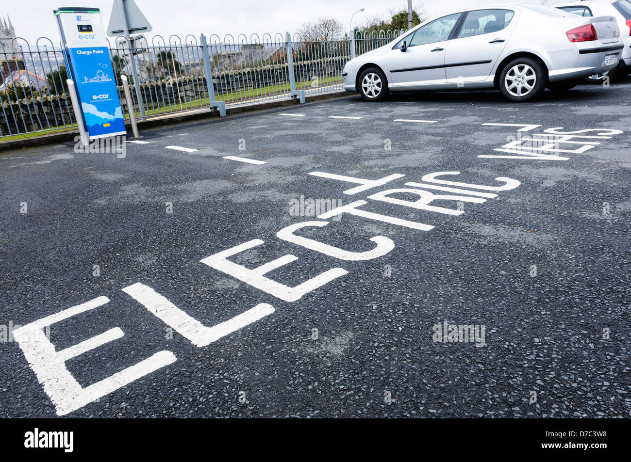 Parkplätze reserviert für Elektrofahrzeuge neben eine Ladestation  Stockfotografie - Alamy