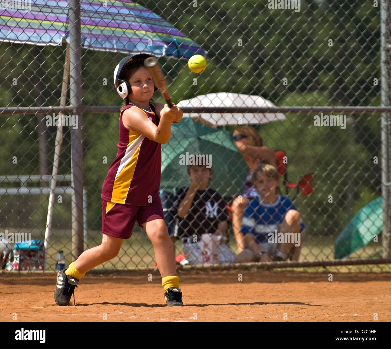 Junges Mädchen macht einen Hit in einem Softball Spiel Stockfoto