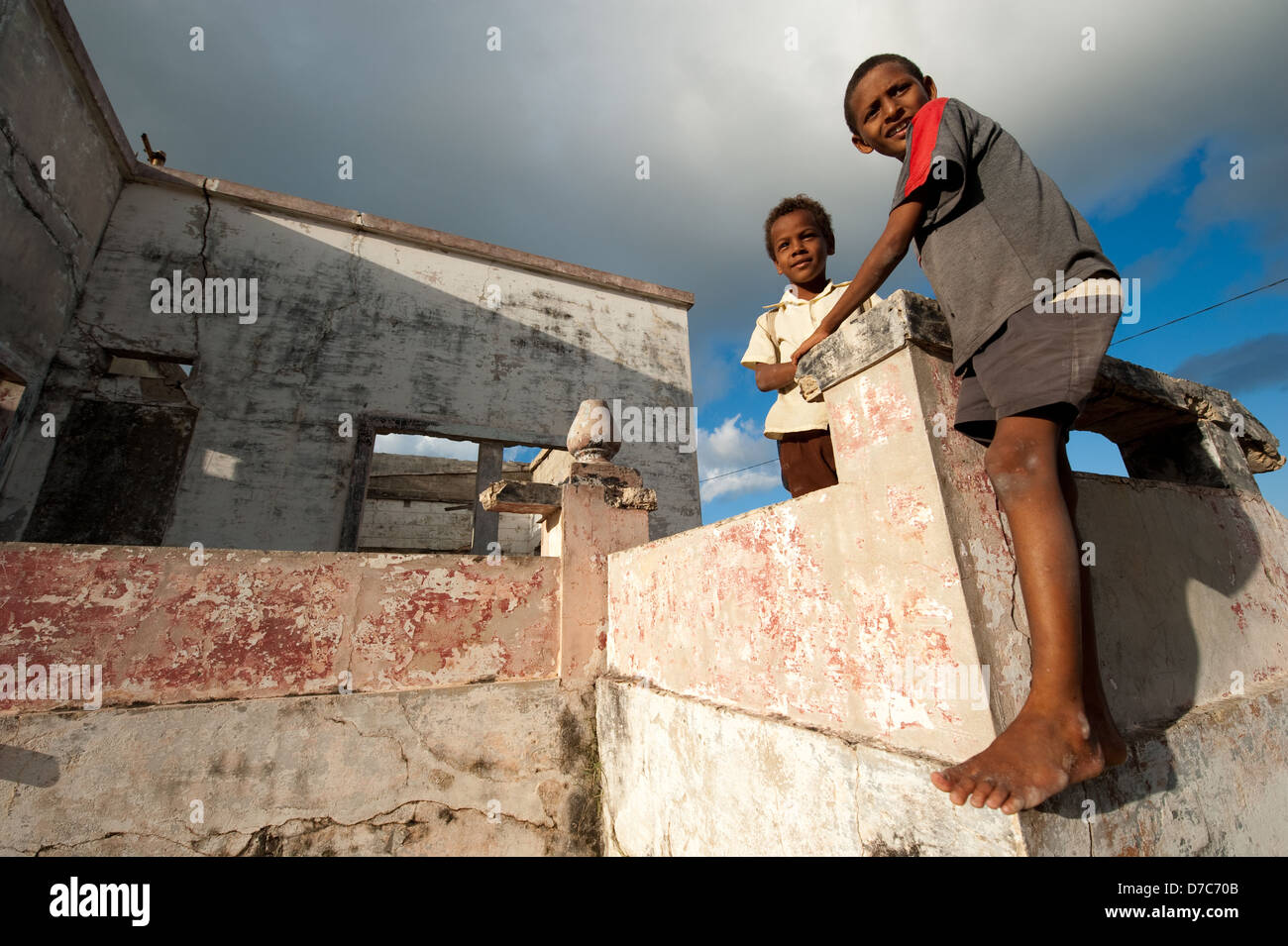 Kinder spielen am alten Kolonialgebäude, Ilha do Mocambique, Mosambik Stockfoto