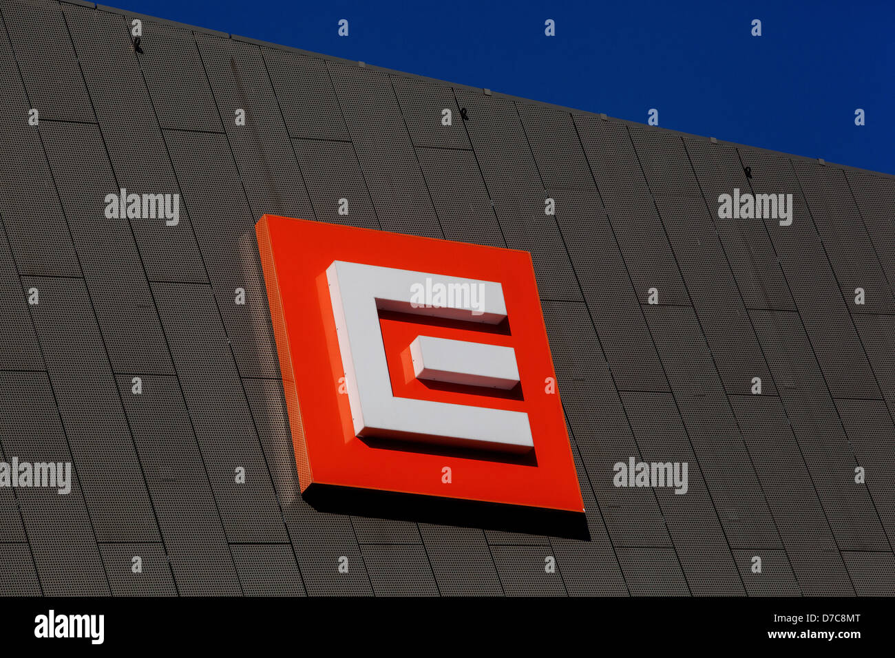Firmenzentrale CEZ, tschechischer Energieverteiler, Schild an einem Gebäude, Duhová Straße, Prag Tschechische Republik Stockfoto