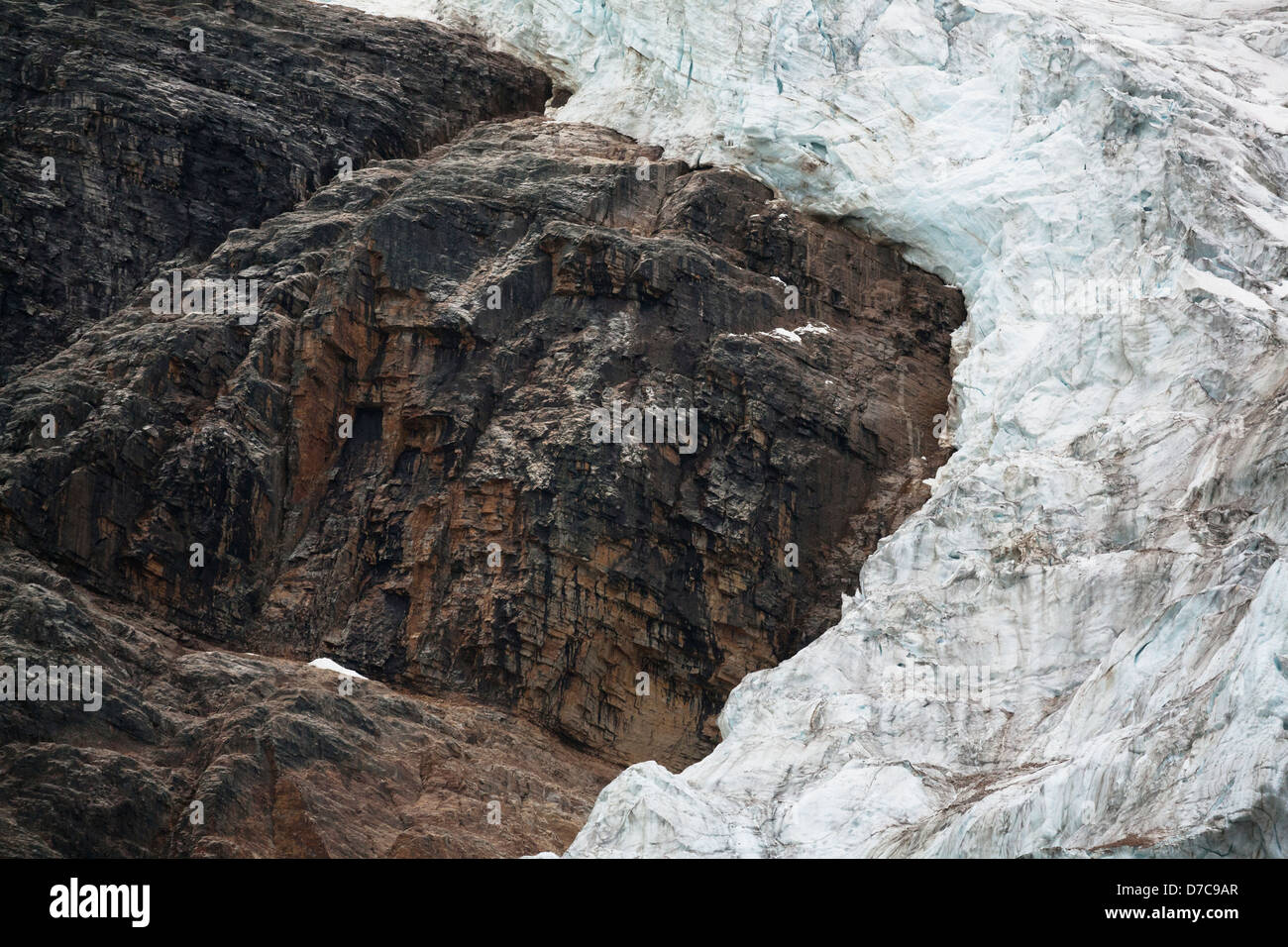 Angel-Gletscher gehen um einen felsigen Schulter des Mount Edith Cavell Jasper National Park; Alberta, Kanada Stockfoto