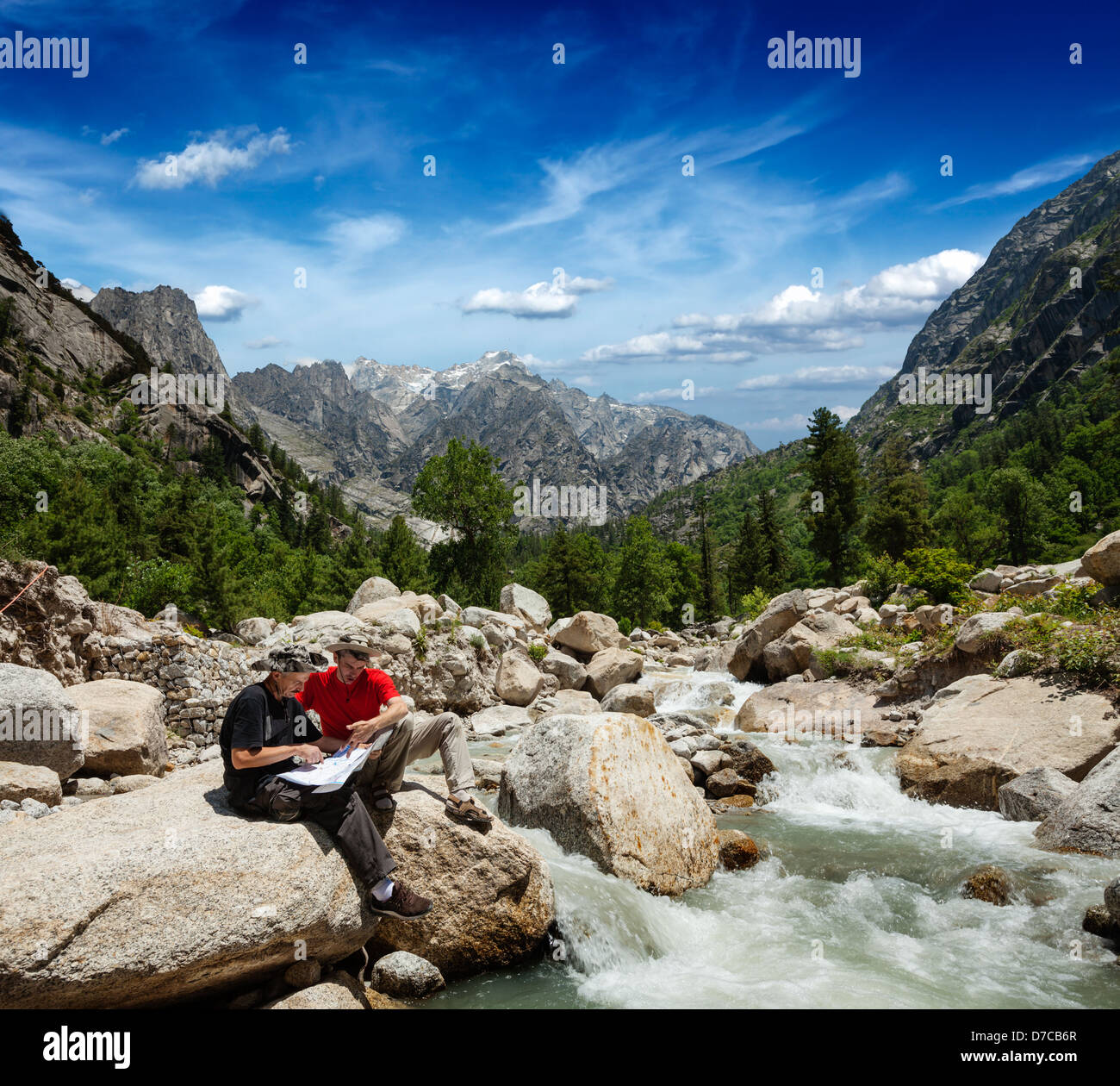 Wanderer Wanderer lesen eine Wanderkarte auf Wanderung im Himalaya-Gebirge. Himachal Pradesh, Indien Stockfoto