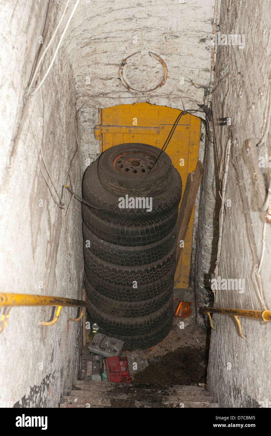 Notausgang in Garage Autowerkstatt blockiert Stockfoto