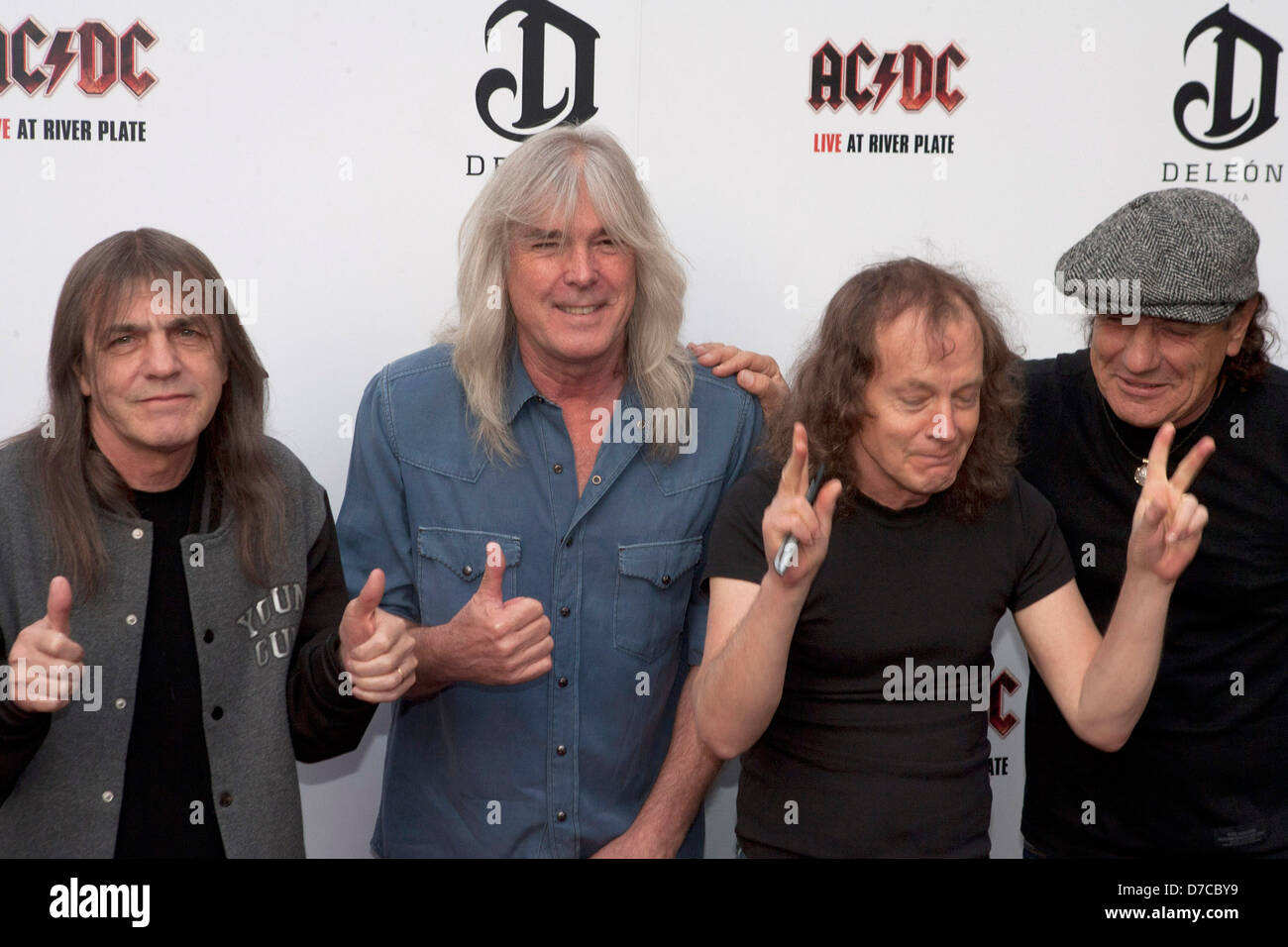 Malcolm Young, Cliff Williams, Angus Young und Brian Johnson von  AC/DC-Premiere von "AC/DC - Live at River Plate" bei Hammersmith  Stockfotografie - Alamy