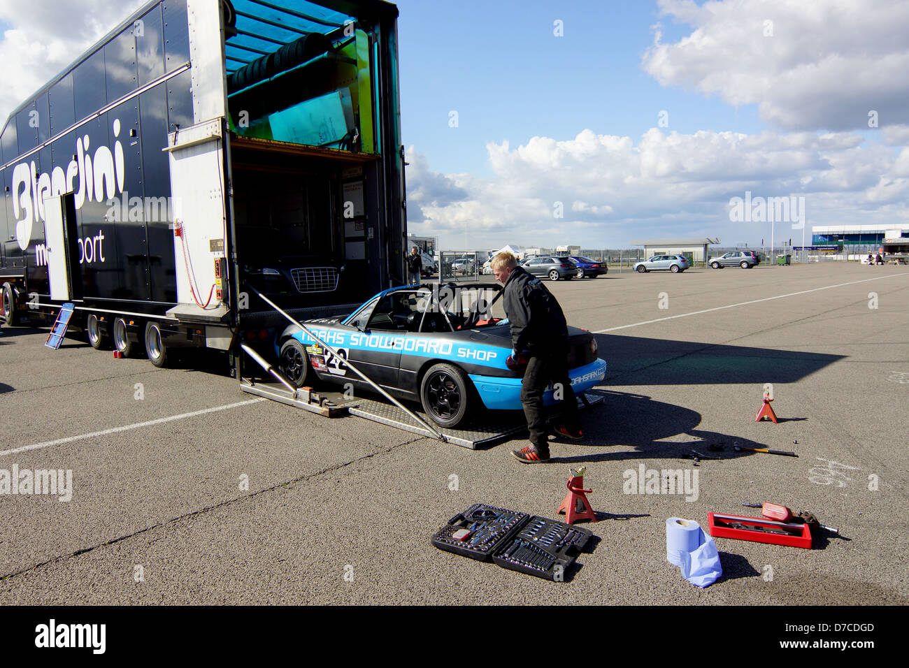 Rennwagen auf den Trailer auf Rennen in Silverstone geladen worden Stockfoto