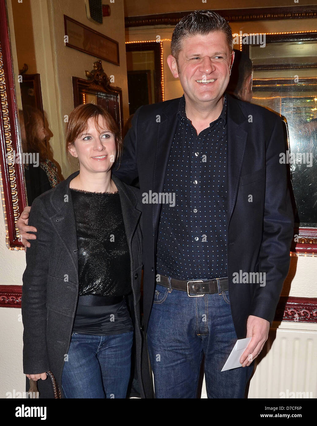 Brendan O'Connor & Frau Sarah Caden am Gavin Freitag in Dublin zeigen im Olympia Theatre. Dublin, Irland - 29.11.11 Stockfoto Brendan O'Connor & Frau Sarah Caden am Gavin Freitag in Dublin zeigen im Olympia Theatre. Dublin, Irland - 29.11.11 Stockfoto