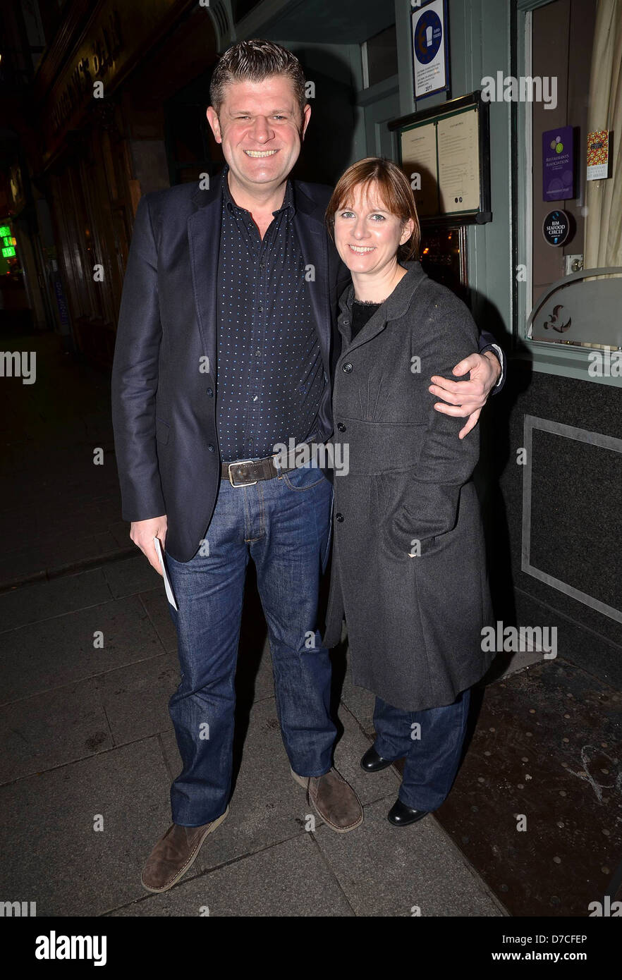 Brendan O'Connor & Frau Sarah Caden am Gavin Freitag in Dublin zeigen im Olympia Theatre. Dublin, Irland - 29.11.11 Stockfoto Brendan O'Connor & Frau Sarah Caden am Gavin Freitag in Dublin zeigen im Olympia Theatre. Dublin, Irland - 29.11.11 Stockfoto