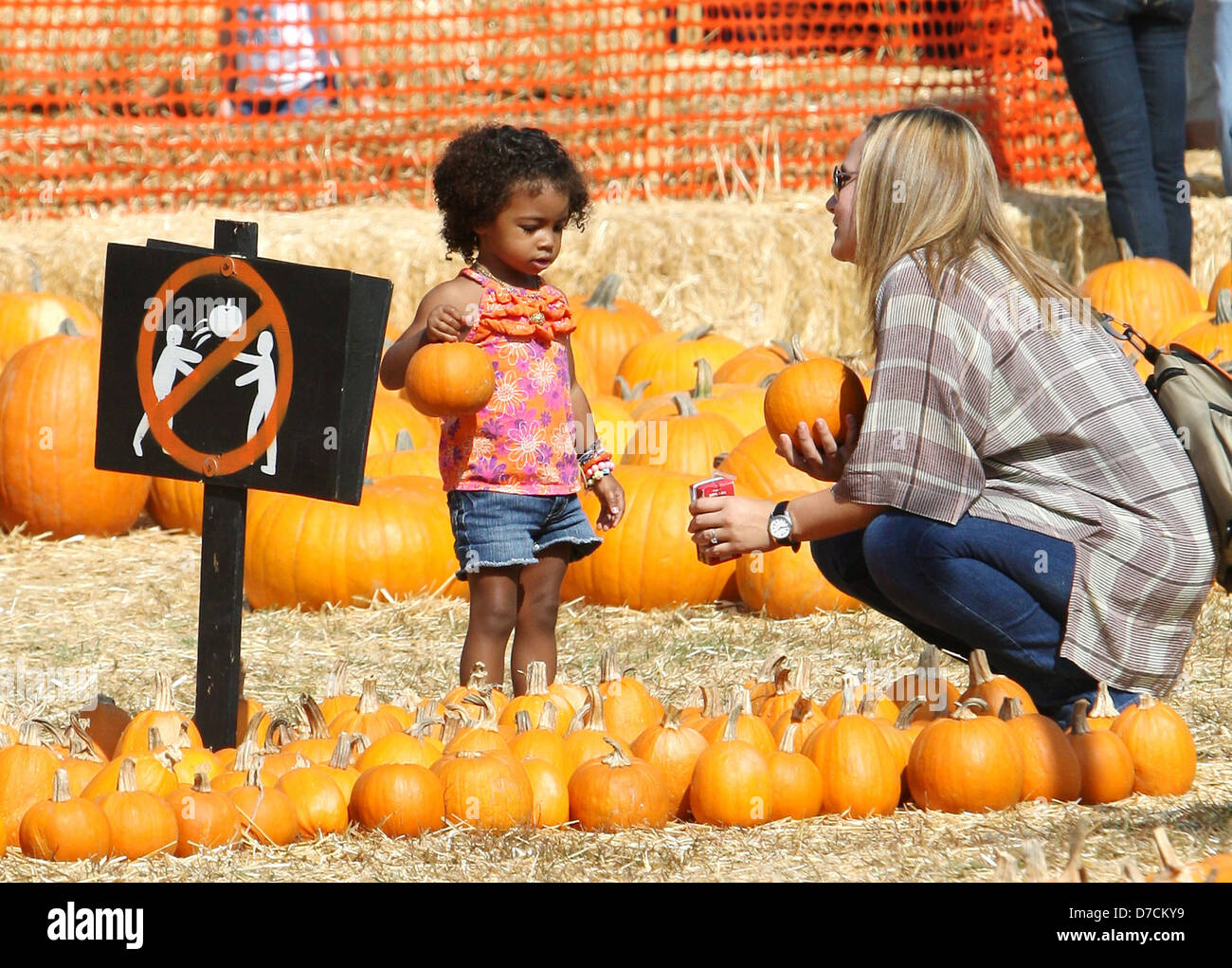 Heidi Klums Tochter Lou Samuel Prominente den Nachmittag bei Herrn Knochen Pumpkin Patch in West Hollywood in West Hollywood verbringen, Stockfoto