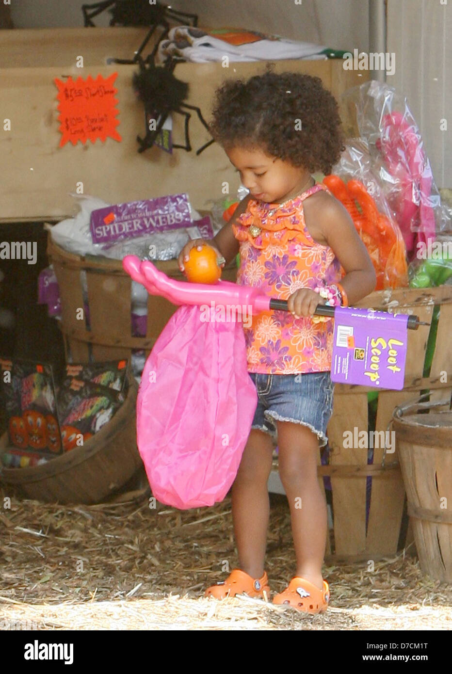 Heidi Klums Tochter Lou Samuel Prominente den Nachmittag bei Herrn Knochen Pumpkin Patch in West Hollywood in West Hollywood verbringen, Stockfoto