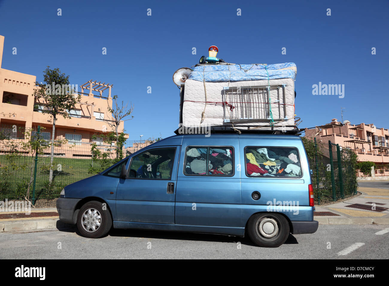 Überladenen van auf dem Weg nach Marokko Stockfoto