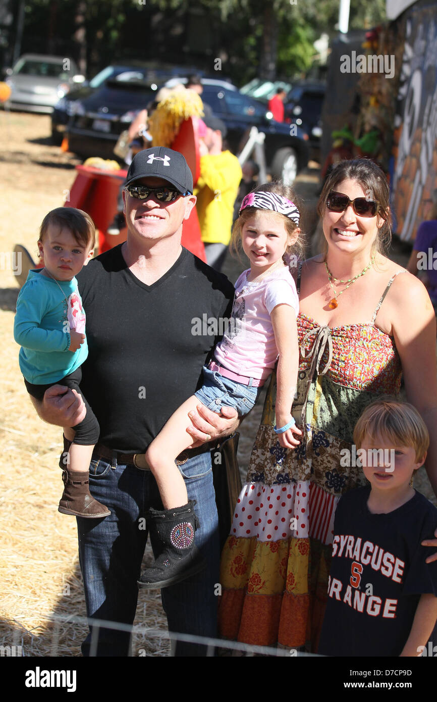 Neal McDonough mit seiner Frau, Ruvé Robertson und ihre 3 Töchter(01)