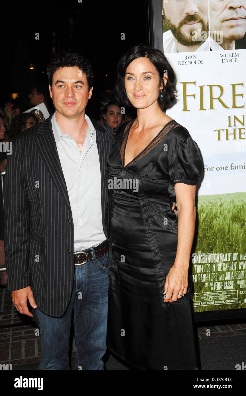 Carrie-Anne Moss, Ehemann Steven Roy die Premiere von "Fireflies In The Garden" im pazifischen Theater im Grove statt- Stockfoto