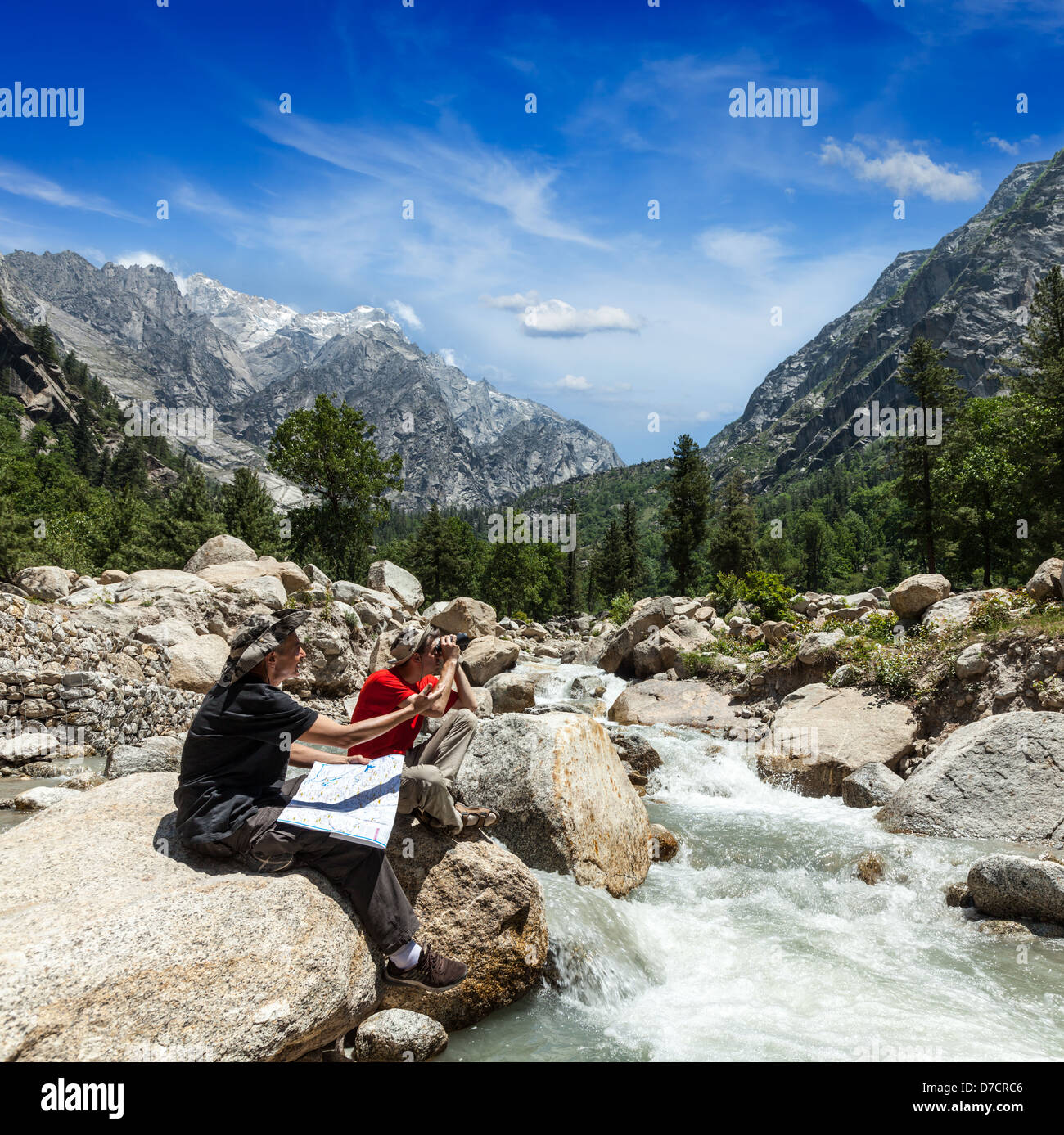Wanderer Wanderer lesen eine Wanderkarte auf Wanderung im Himalaya-Gebirge. Himachal Pradesh, Indien Stockfoto