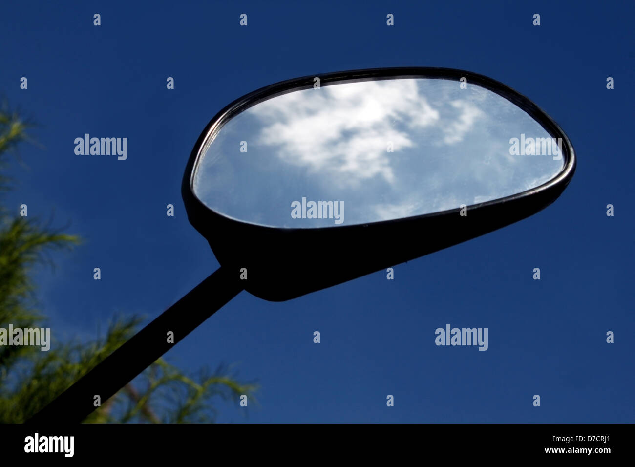 Ein typisches Motorrad Seitenspiegel gegen einen klaren tiefblauen Himmel. Stockfoto