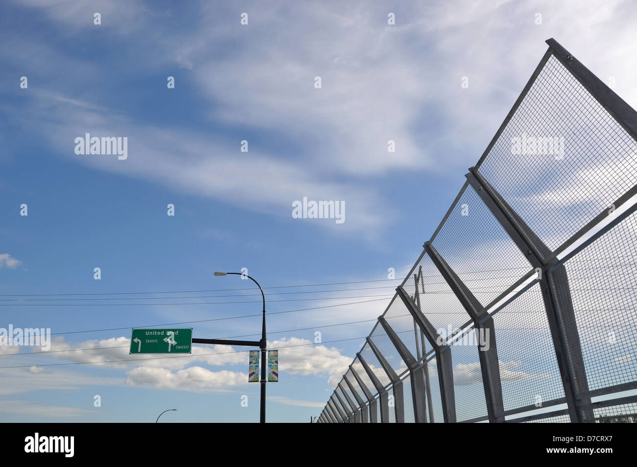 Hohe Sicherheitszaun Stockfoto