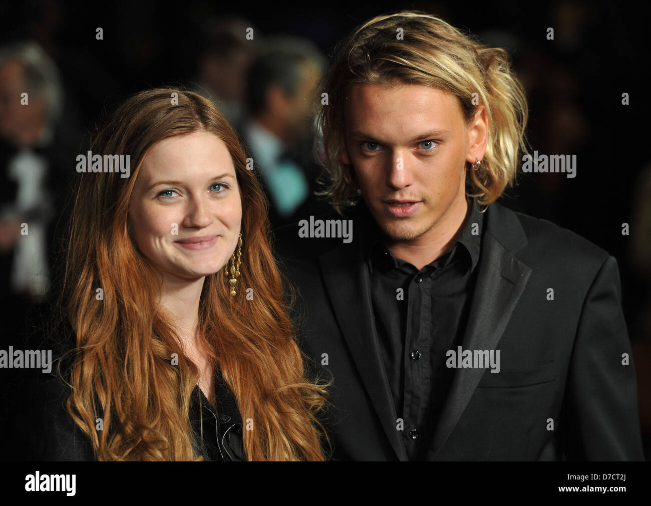 Bonnie Wright und Jamie Campbell Bower der BFI London Film Festival: "360" Europäischen Filmpremiere bei der Odeon Leicester statt Stockfoto