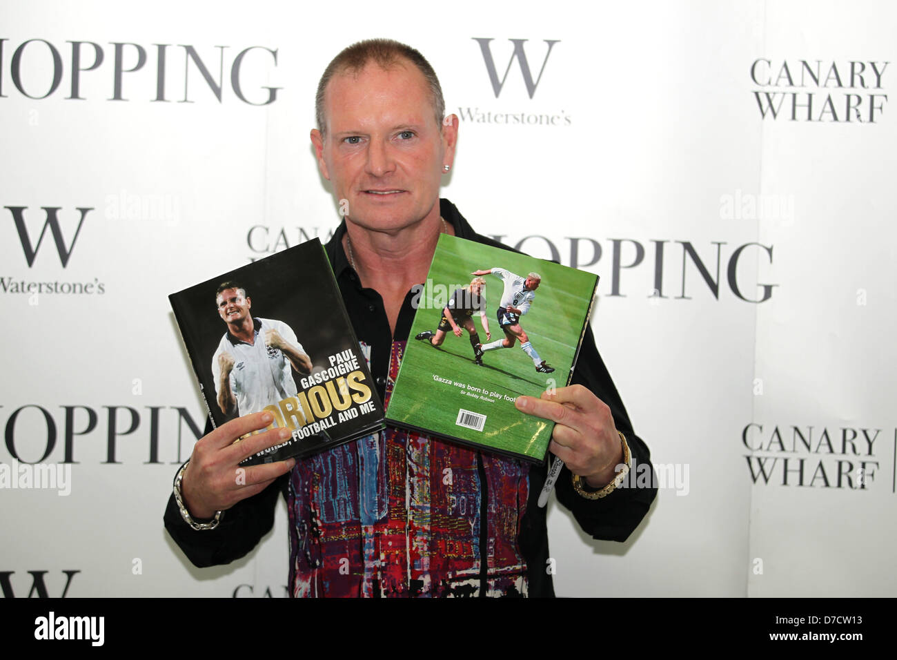 Paul Gascoigne unterschreibt Exemplare seines Buches "Glorious: My World, Fußball und mich" bei Waterstone, Canary Wharf London, England - Stockfoto