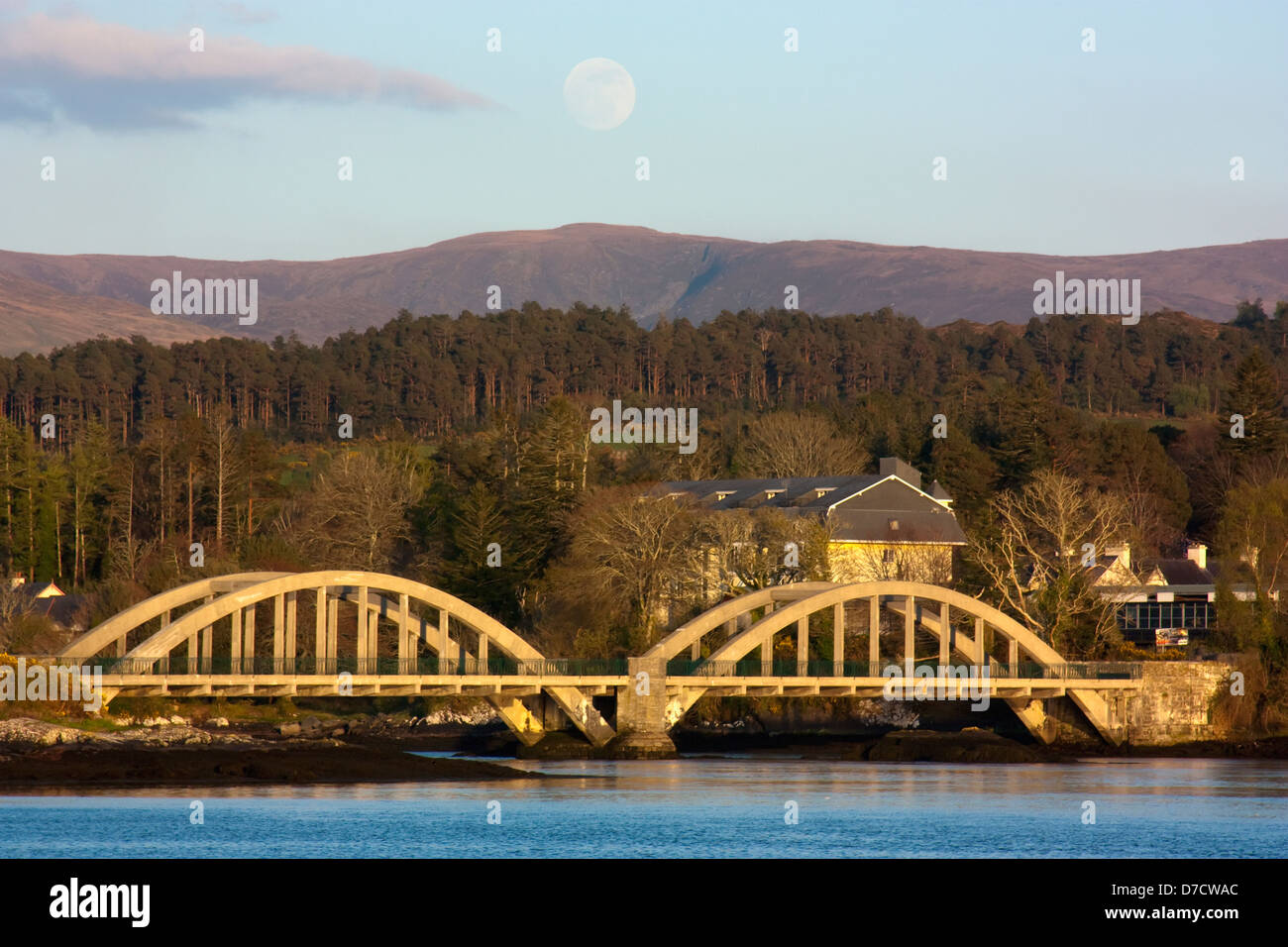 Eine Brücke mit zwei Bögen Roughty Fluss überquert; Kenmare County Kerry Irland Stockfoto