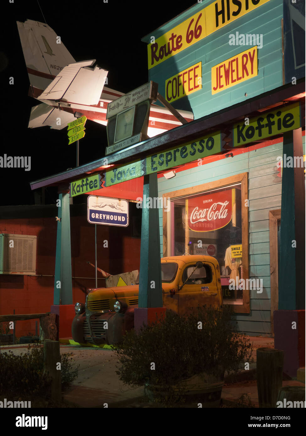 Historischen Seligman Kleinigkeiten in der Nacht. Auf der alten Route 66 in Seligman Arizona Stockfoto