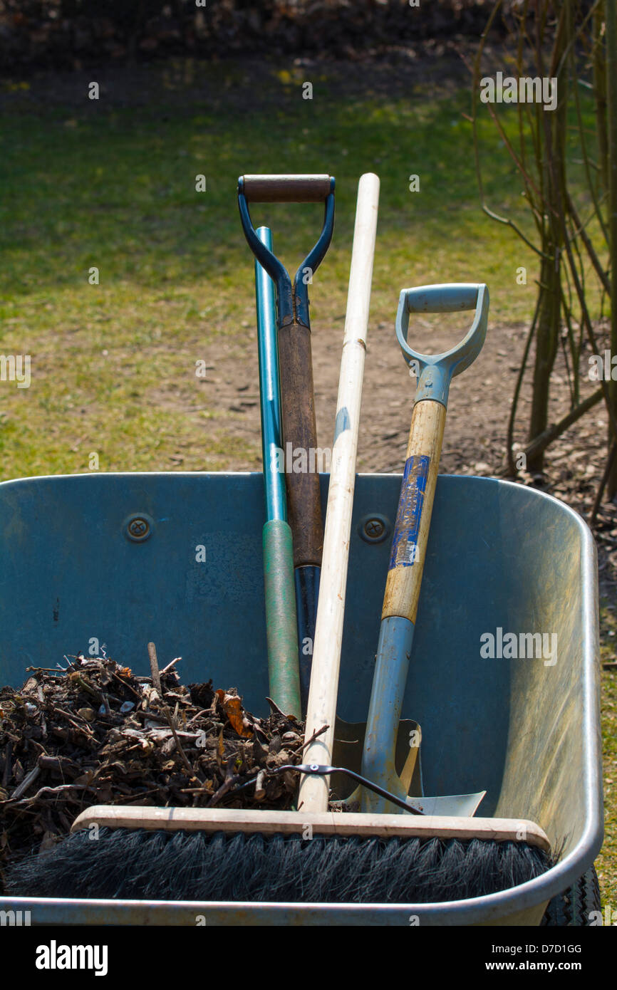 GärtnerSchubkarre mit Besen und Gartenwerkzeuge Stockfotografie Alamy