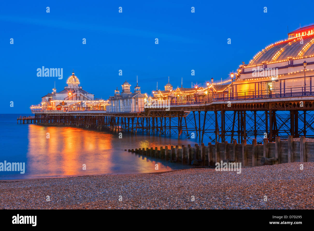 Eastbourne Pier beleuchtet in der Dämmerung Stockfoto