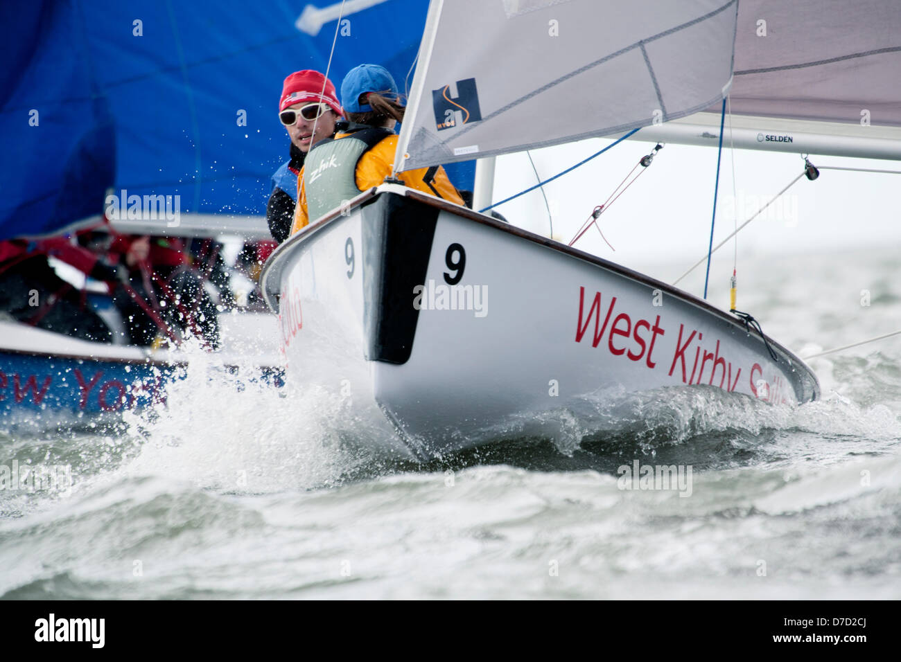 Wirral, UK. 3. Mai 2013. Wettbewerber Decend auf West Kirby marine See, Wirral, für renommierte internationale Schlauchboot Segel-Event der Wilson Trophy Regatta. Bildnachweis: Steve Hirsch / Alamy Live News Stockfoto