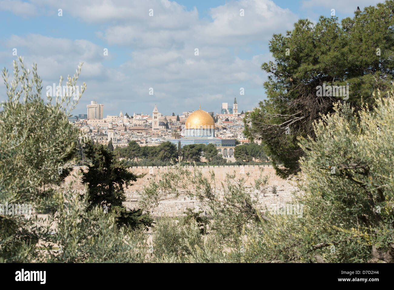 Die goldene Kuppel der islamische Felsendom innerhalb der alten Stadt Wände in Jerusalem, Israel Stockfoto