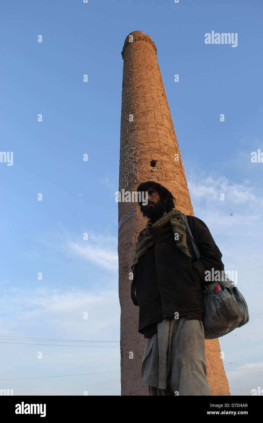 Eine Person geht vor Minaretten, historische Minarette in Herat entstand In der Regierungszeit von Shahrukh Mirza 1438 Stockfoto